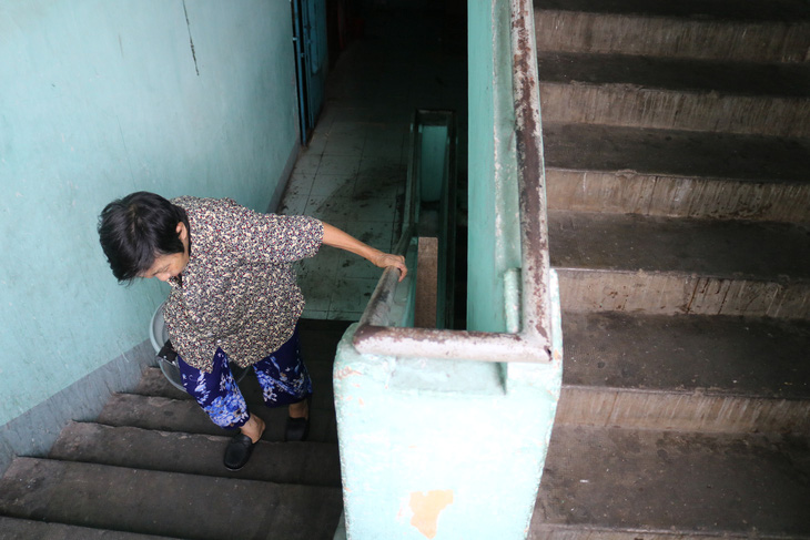 Bà cụ 16 năm bán xôi nuôi 5 con và chồng bại liệt giữa Sài Gòn - Ảnh 5.