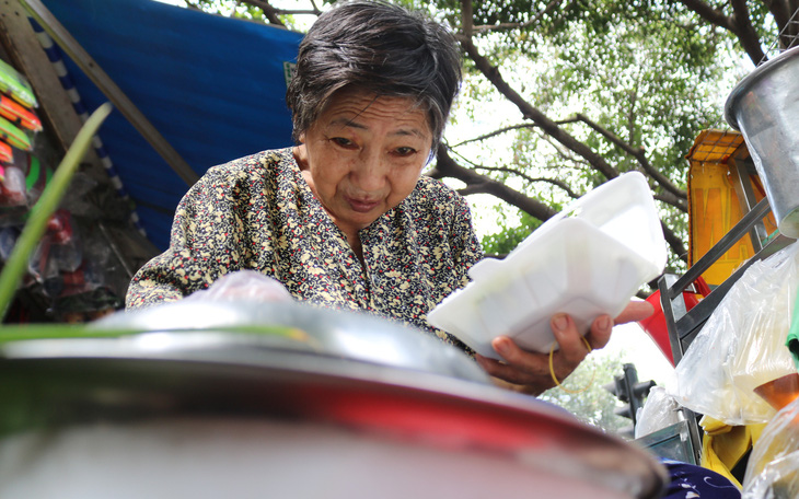 Bà cụ 16 năm bán xôi nuôi 5 con và chồng bại liệt giữa Sài Gòn
