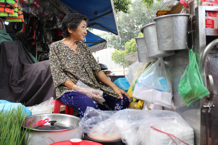 Bà cụ 16 năm bán xôi nuôi 5 con và chồng bại liệt giữa Sài Gòn - Ảnh 3.