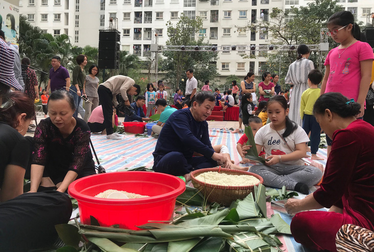 Dân chung cư cùng nhau gói bánh chưng - Ảnh 1.