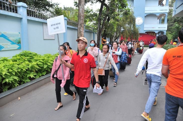 Hàng ngàn sinh viên về quê ăn tết được miễn phí tiền xe, được tặng quà và lì xì - Ảnh 4.