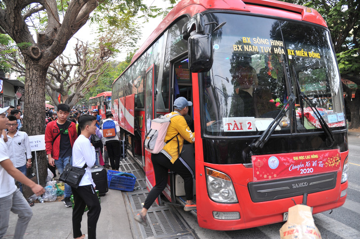 Hàng ngàn sinh viên về quê ăn tết được miễn phí tiền xe, được tặng quà và lì xì - Ảnh 3.