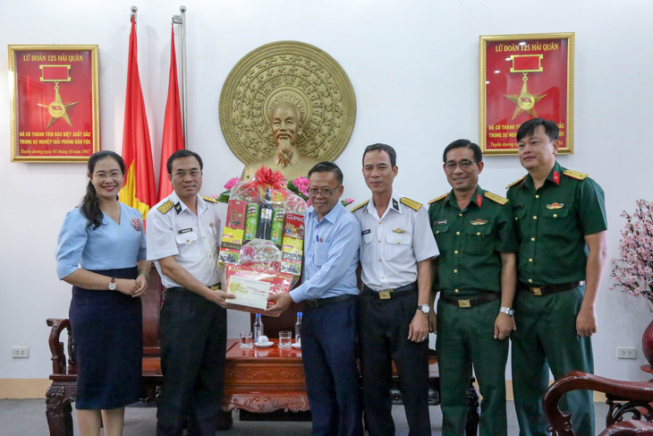 Đoàn đại biểu TP.HCM thăm, chúc tết Bộ tư lệnh Vùng 2 và Lữ đoàn 125 Hải quân - Ảnh 2.