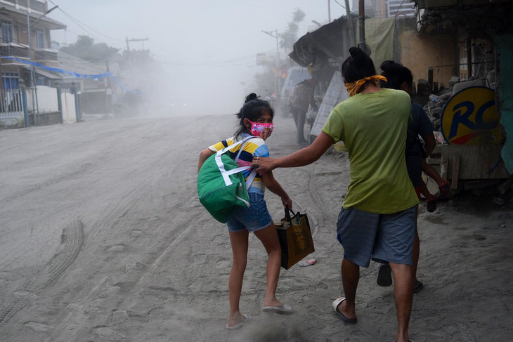 Tro núi lửa Taal đè sập nhà dân, cảnh báo nguy cơ sóng thần - Ảnh 4.