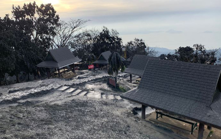 Tro núi lửa Taal đè sập nhà dân, cảnh báo nguy cơ sóng thần - Ảnh 5.