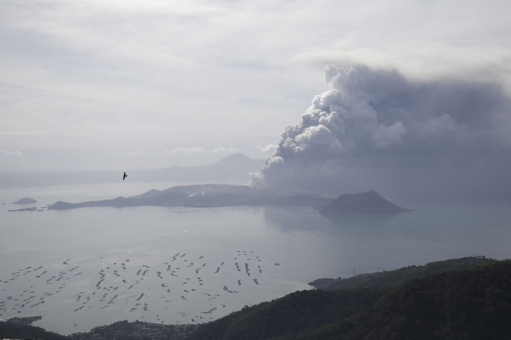 Tro núi lửa Taal đè sập nhà dân, cảnh báo nguy cơ sóng thần - Ảnh 6.