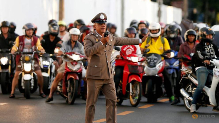 Bị dân phản đối, Thái Lan thôi chặn đường khi có đoàn xe hộ tống hoàng gia - Ảnh 1.