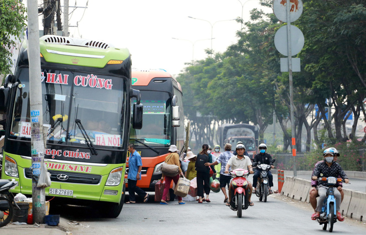 Bát nháo bến xe dã chiến ngang nhiên khắp nơi - Ảnh 1.