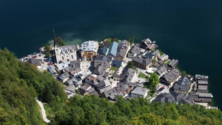 Khách quá đông, làng cổ tích Hallstatt vỡ trận - Ảnh 1.