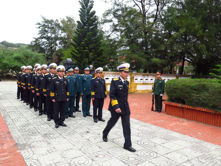 Bộ tư lệnh Vùng 1 Hải quân thăm, tặng quà Tết chiến sĩ, ngư dân - Ảnh 4.