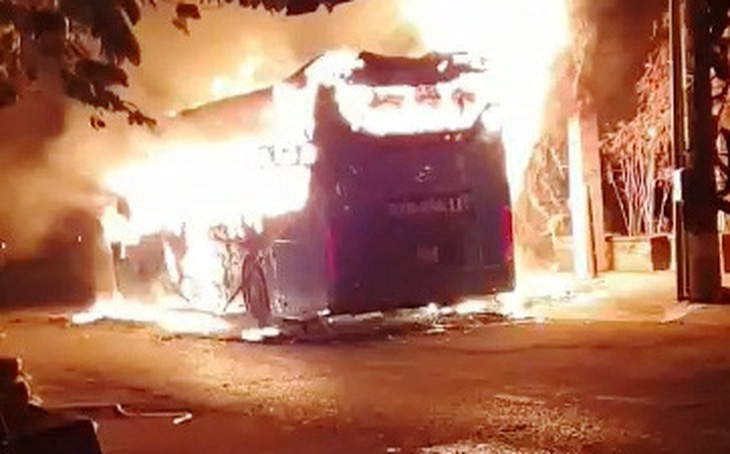 Xe khách đang đậu bỗng bốc cháy dữ dội ở Tân Bình