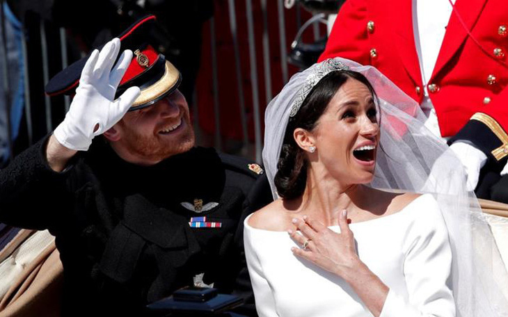 Nữ hoàng Anh ủng hộ vợ chồng hoàng tử Harry có "cuộc sống mới"