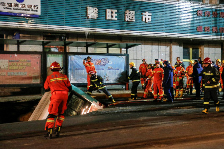 Xe buýt sụp hố tử thần: 6 người chết, 1.000 nhân viên cứu hộ tới hiện trường - Ảnh 3.