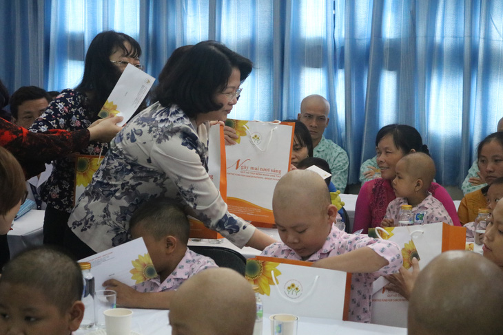 Phó chủ tịch nước Đặng Thị Ngọc Thịnh tặng quà tết cho bệnh nhân ung thư - Ảnh 4.