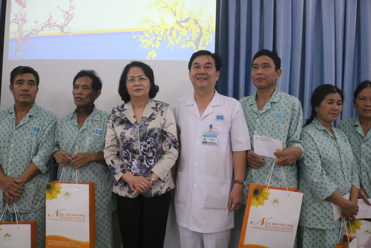 Phó chủ tịch nước Đặng Thị Ngọc Thịnh tặng quà tết cho bệnh nhân ung thư - Ảnh 5.