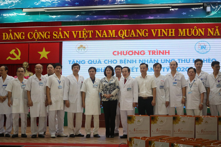 Phó chủ tịch nước Đặng Thị Ngọc Thịnh tặng quà tết cho bệnh nhân ung thư - Ảnh 6.