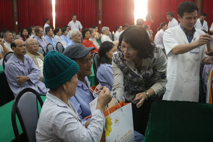 Phó chủ tịch nước Đặng Thị Ngọc Thịnh tặng quà tết cho bệnh nhân ung thư - Ảnh 3.