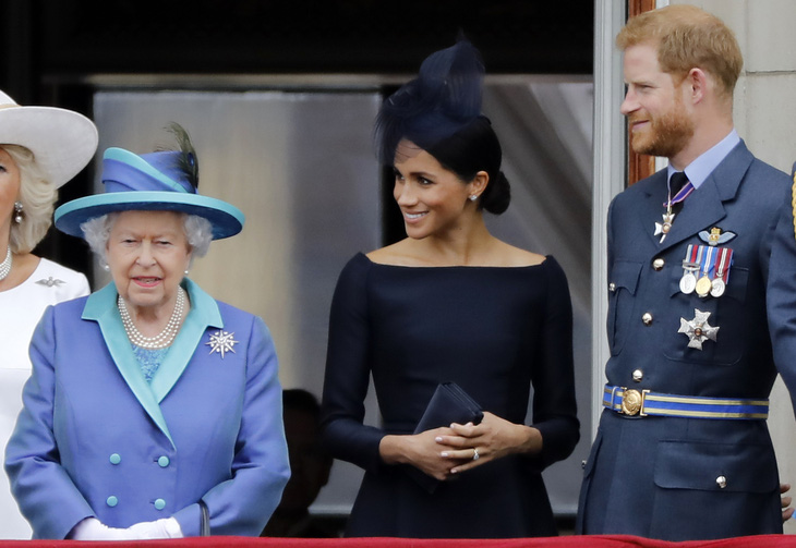 Nữ hoàng Anh ủng hộ vợ chồng hoàng tử Harry có cuộc sống mới - Ảnh 2.