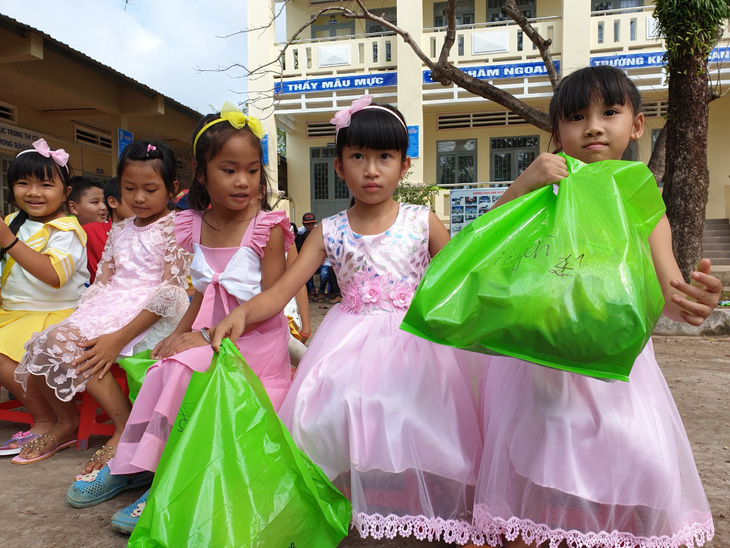 Áo mới ngày tết cho những đứa trẻ du mục ở bãi rác Phú Quốc - Ảnh 2.