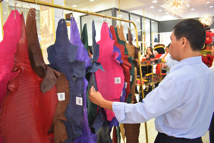 Khatoco - điểm mua sắm thời trang da cá sấu, đà điểu tại Nha Trang - Ảnh 3.