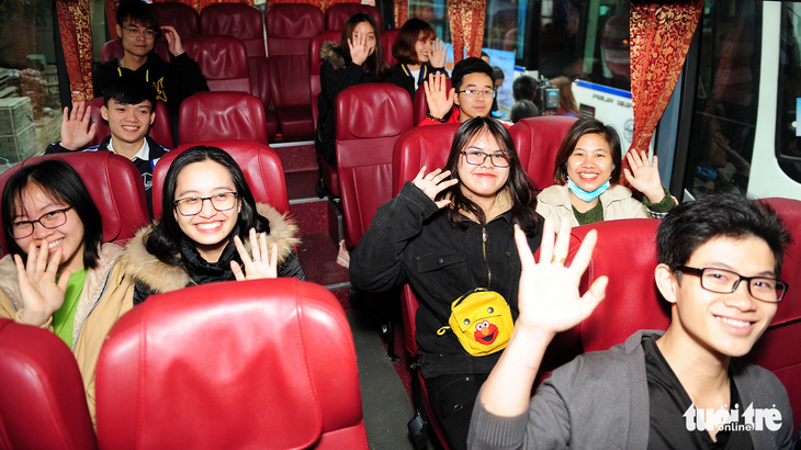 Sinh viên ở Hà Nội đi xe miễn phí, về quê đón tết sớm - Ảnh 4.
