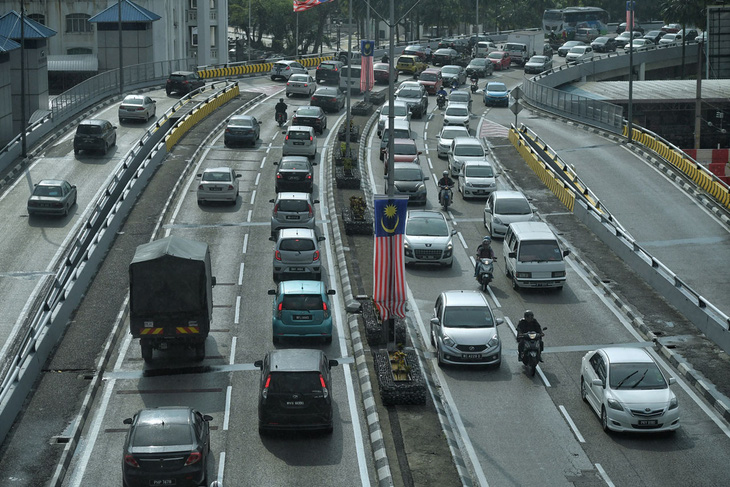 Malaysia giảm 50% phí cho người vi phạm giao thông nộp phạt online - Ảnh 1.