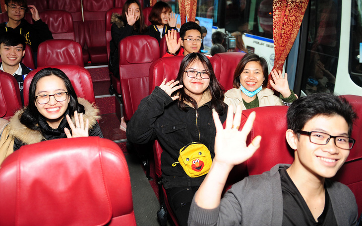 Sinh viên ở Hà Nội đi xe miễn phí, về quê đón tết sớm