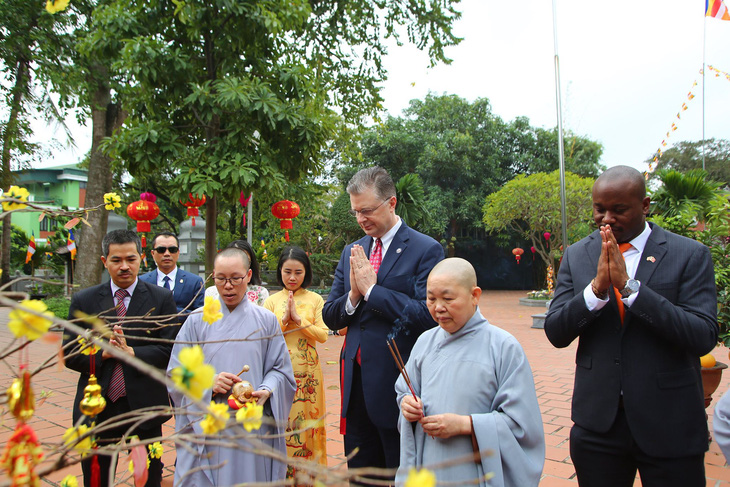 Đại sứ Mỹ trân trọng truyền thống người Việt, đón Tết ở Hà Nội - Ảnh 3.