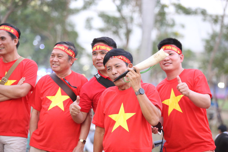 CĐV Việt Nam mang tù và đến Rajamangala để chúc U23 Việt Nam vượt khó - Ảnh 1.