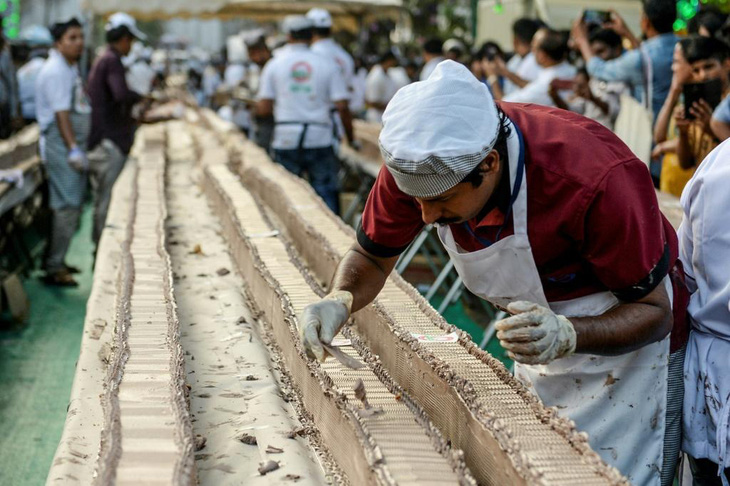 Đầu bếp Ấn Độ chung tay làm chiếc bánh dài nhất thế giới - Ảnh 1.