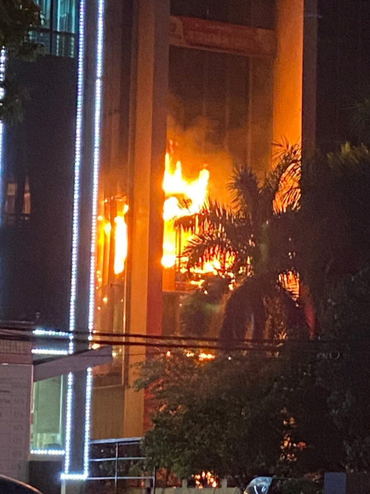 Cháy lớn tại tòa nhà Dầu khí Thanh Hóa, 1 người chết, 11 người ngạt khí - Ảnh 1.