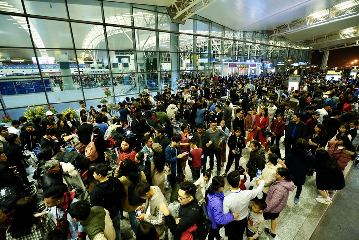 Sân bay Nội Bài hạn chế người đưa tiễn giờ cao điểm để tránh ùn tắc - Ảnh 1.