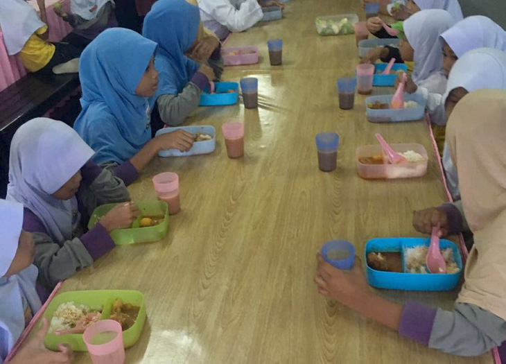Malaysia cấp bữa sáng miễn phí cho học sinh nghèo - Ảnh 1.