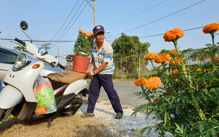 Bà con mua hết bông của người chồng mất vợ: Thiếu gì chứ tình người không bao giờ thiếu