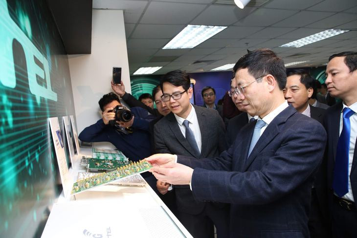 Thực hiện cuộc gọi 5G đầu tiên trên thiết bị hạ tầng mạng do Việt Nam sản xuất - Ảnh 2.