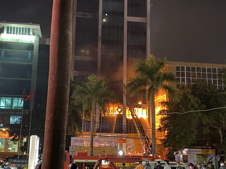 Vụ cháy tòa nhà dầu khí ở Thanh Hóa: 2 người chết, 13 người nằm viện - Ảnh 4.