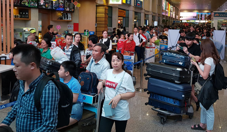 Ga quốc nội Tân Sơn Nhất đông nghẹt như bến xe đò - Ảnh 7.