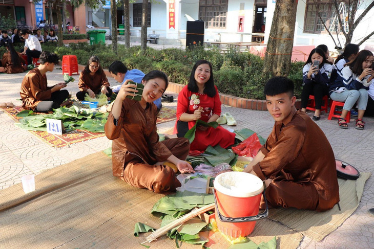 Sân trường đỏ lửa nấu bánh chưng tặng bạn nghèo - Ảnh 6.