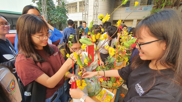 Học sinh bất ngờ khi học làm mâm cỗ tết - Ảnh 3.