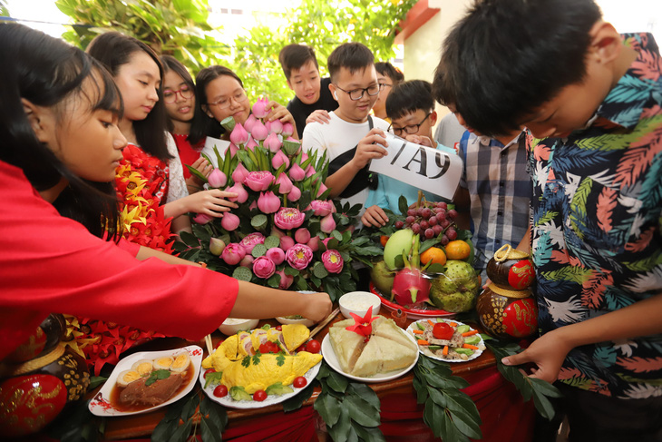 Học sinh bất ngờ khi học làm mâm cỗ tết - Ảnh 1.