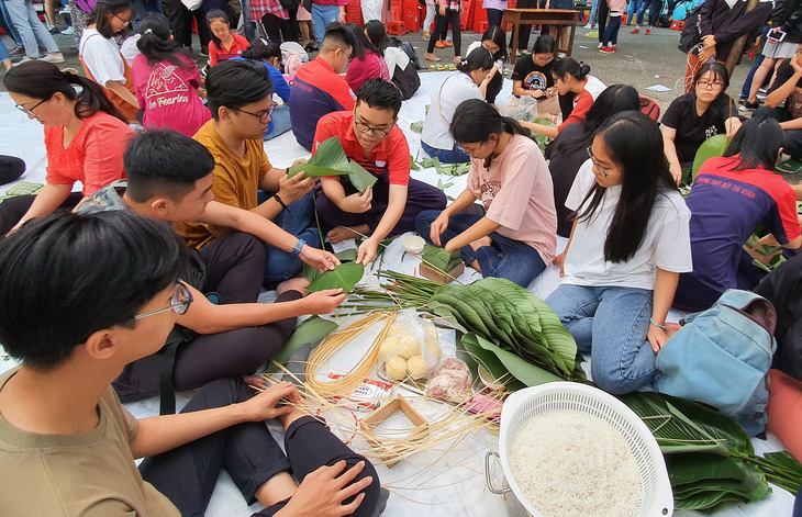 Sân trường đỏ lửa nấu bánh chưng tặng bạn nghèo - Ảnh 3.