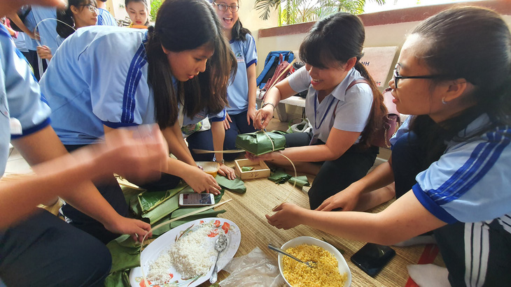 Sân trường đỏ lửa nấu bánh chưng tặng bạn nghèo - Ảnh 5.