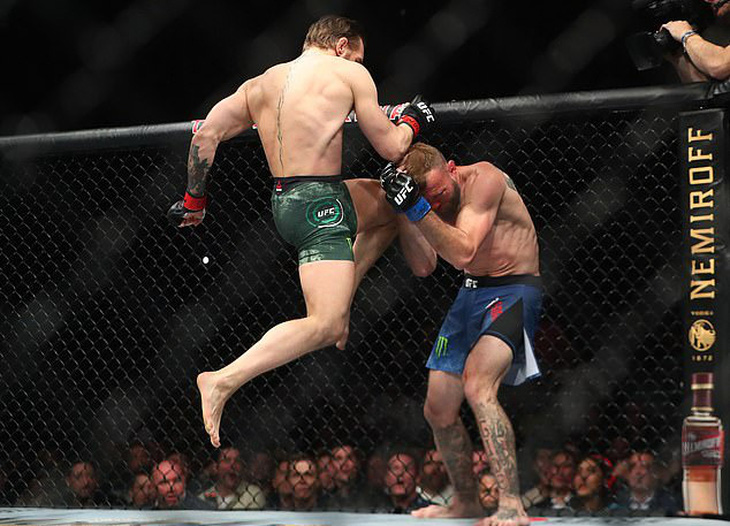 Trở lại UFC sau hơn 1 năm, McGregor chỉ mất 40 giây để knock-out đối thủ - Ảnh 3.