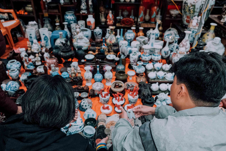 Độc đáo chợ đồ cổ mỗi năm họp một lần tại Hà Nội - Ảnh 4.