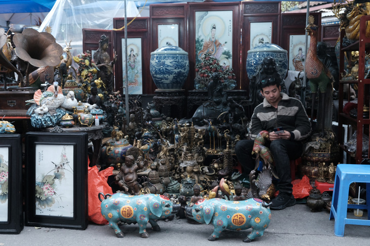 Độc đáo chợ đồ cổ mỗi năm họp một lần tại Hà Nội - Ảnh 2.