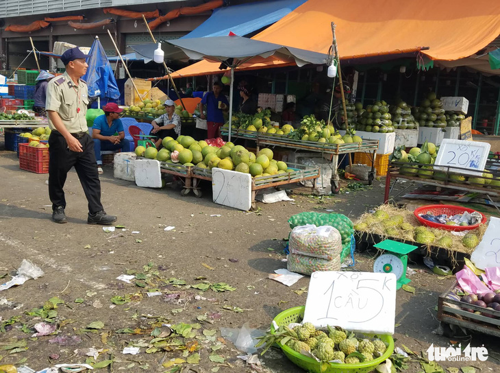 Trái cây tăng sản lượng giáp tết, nhiều loại rau củ Đà Lạt giảm giá mạnh - Ảnh 4.