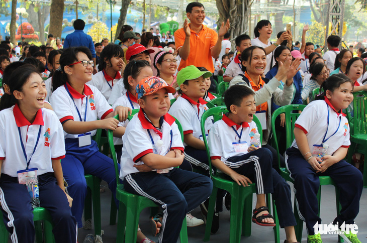 Lần đầu con được tự lựa giày mà không phải trả tiền, vui quá xá - Ảnh 1.