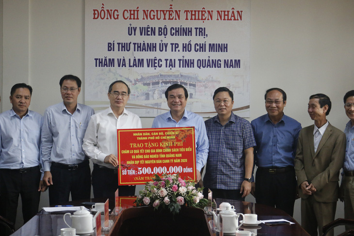 TP.HCM tặng 500 triệu đồng hỗ trợ dân nghèo Quảng Nam ăn tết - Ảnh 1.