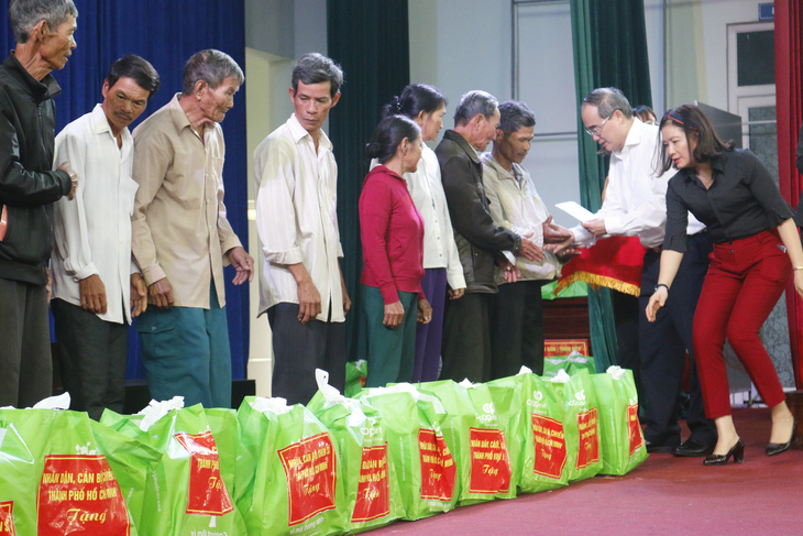 TP.HCM tặng 500 triệu đồng hỗ trợ dân nghèo Quảng Nam ăn tết - Ảnh 2.