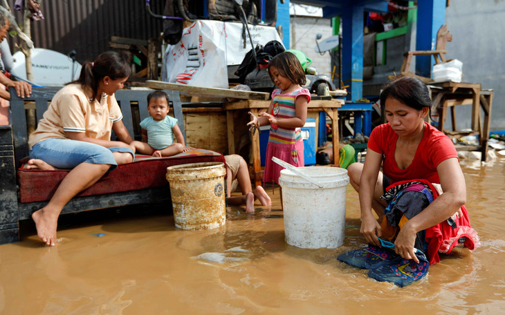 Mạng xã hội ngày đầu năm ở Jakarta ngập tràn lời kêu cứu - Ảnh 1.